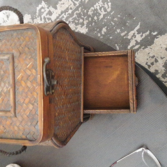 Woven basket w drawer and storage - Picture 4 of 8